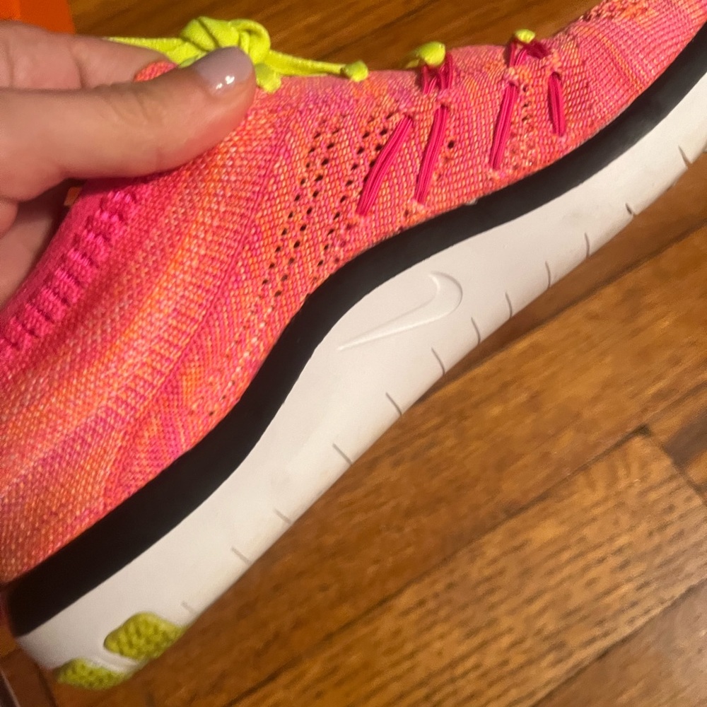 Pink Nike - Picture 5 of 10